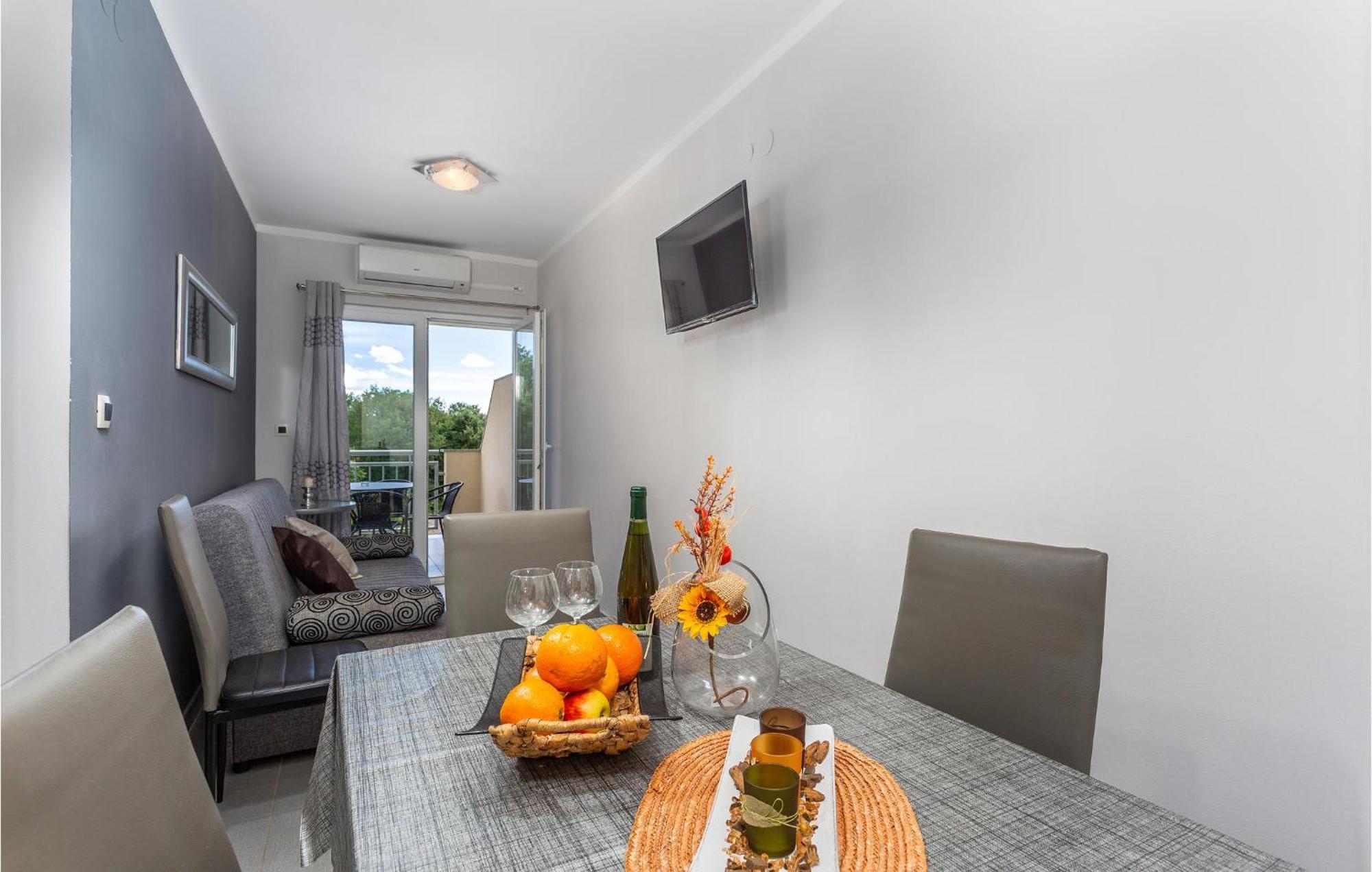 Beautiful Apartment In Pinezici With Wifi Exterior photo