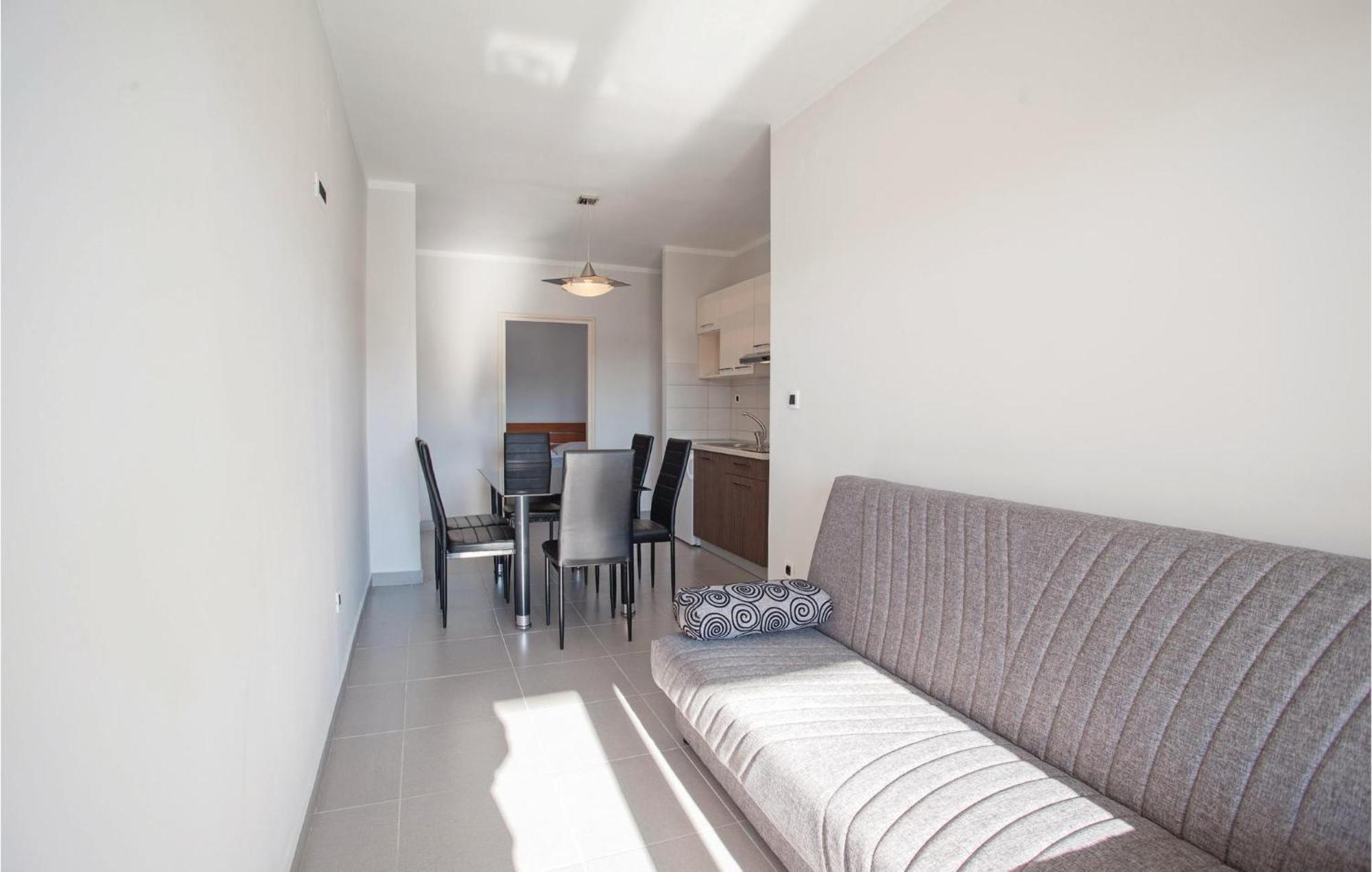 Beautiful Apartment In Pinezici With Wifi Exterior photo