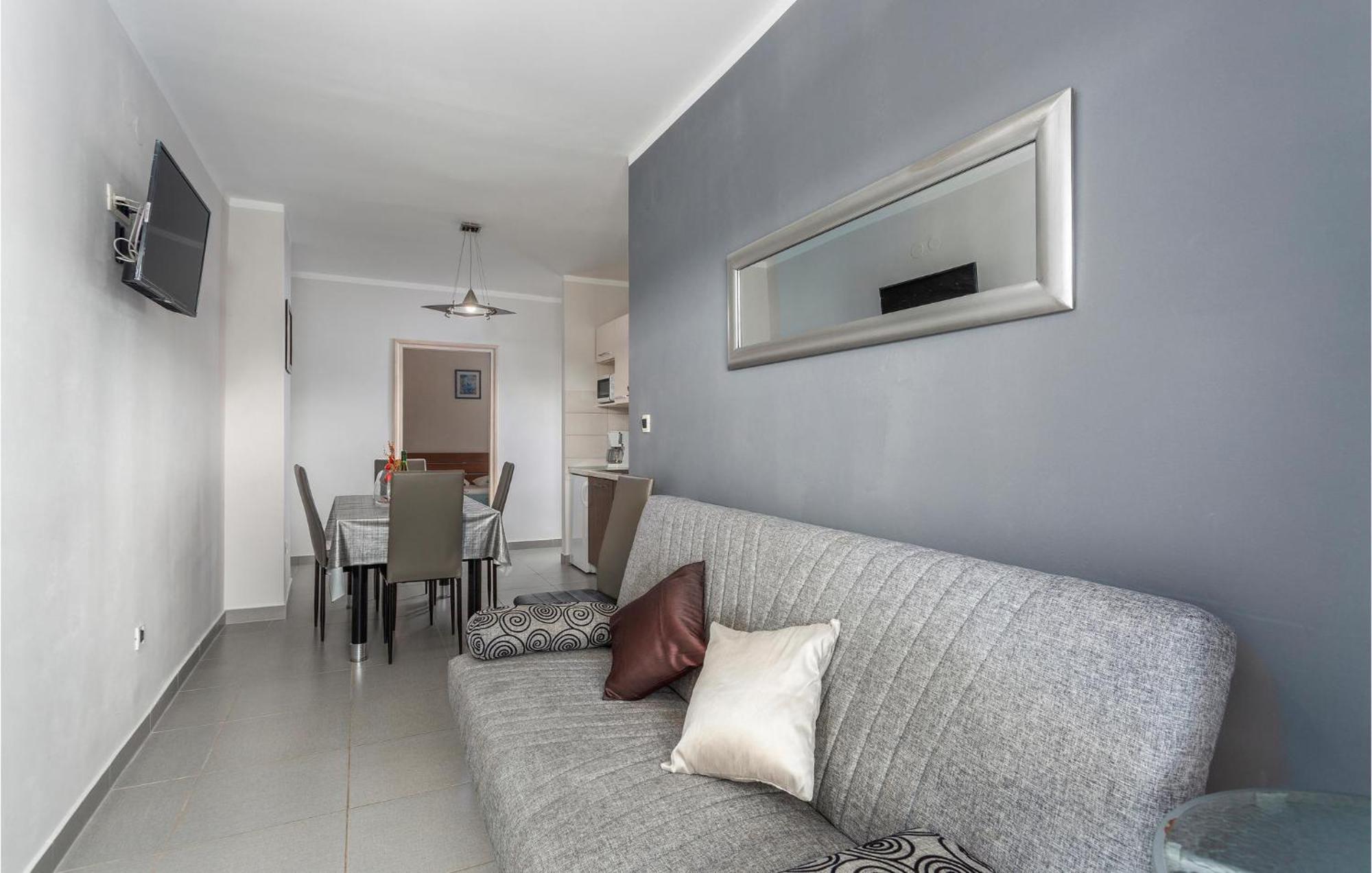 Beautiful Apartment In Pinezici With Wifi Exterior photo